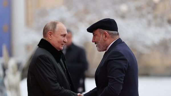Президент РФ Владимир Путин и премьер-министр Армении Никол Пашинян во время посещения музея-заповедника Павловск главами стран-участниц СНГ (26 декабря 2023). Санкт-Петербург - Sputnik Армения