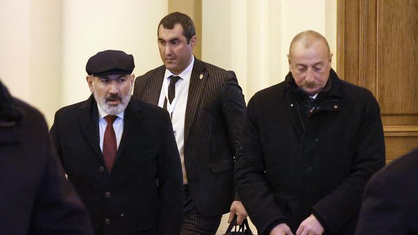 Премьер-министр Армении Никол Пашинян и президент Азербайджана Ильхам Алиев после окончания неформальной встречи глав государств-участников СНГ (26 декабря 2023). Санкт-Петербург - Sputnik Армения
