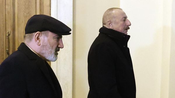 Премьер-министр Армении Никол Пашинян и президент Азербайджана Ильхам Алиев после окончания неформальной встречи глав государств-участников СНГ (26 декабря 2023). Санкт-Петербург - Sputnik Армения