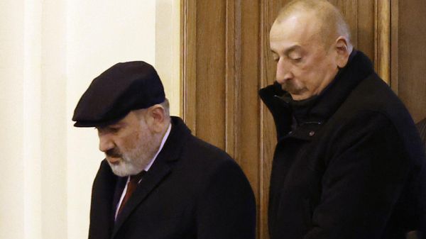 Премьер-министр Армении Никол Пашинян и президент Азербайджана Ильхам Алиев после окончания неформальной встречи глав государств-участников СНГ (26 декабря 2023). Санкт-Петербург - Sputnik Армения