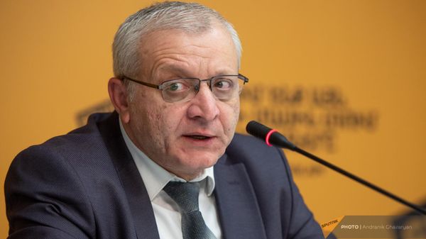 Политический аналитик, лидер партии Демократическая альтернатива Сурен Суренянц на пресс-конференции по политическим итоги года (27 декабря 2023). Еревaн - Sputnik Армения