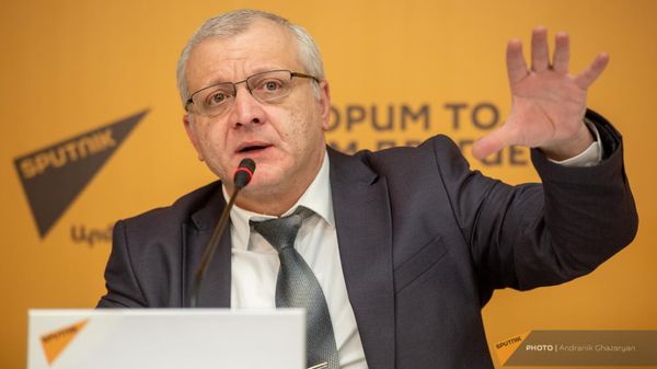 Политический аналитик, лидер партии Демократическая альтернатива Сурен Суренянц на пресс-конференции по политическим итоги года (27 декабря 2023). Еревaн - Sputnik Армения