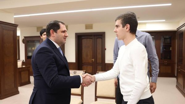 Министр обороны Сурен Папикян принял раненого 1 сентября 2023 года в Сотке военнослужащего Нарека Погосяна (27 декабря 2023). Еревaн - Sputnik Армения