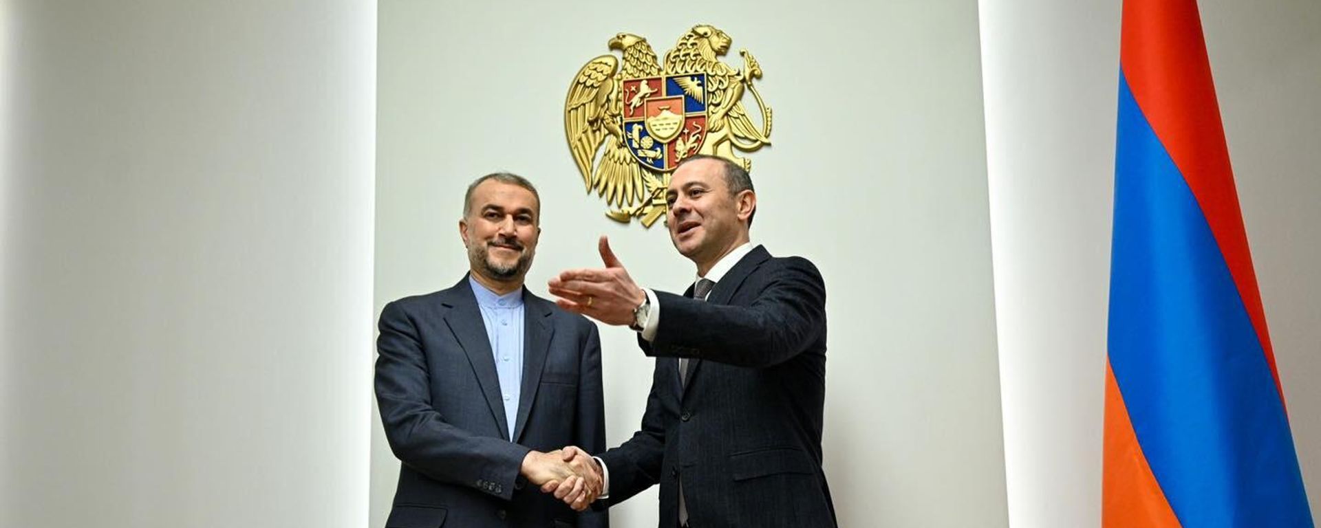 Секретарь Совбеза Армен Григорян на встрече с главо МИД Ирана Хоссейном Амиром Абдоллахианом (28 декабря 2023). Еревaн - Sputnik Армения, 1920, 28.12.2023