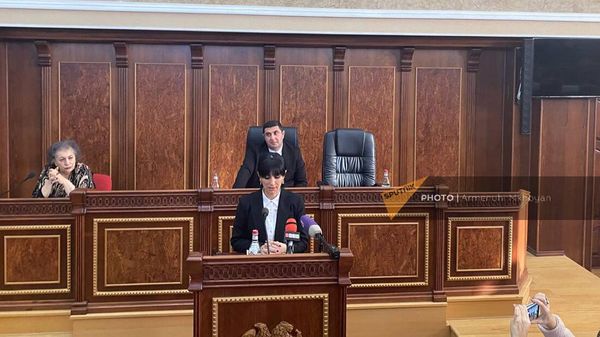 Заместитель мэра Гюмри Лусине Саноян на обсуждении проекта бюджета на 2024 год (29 декабря 2023). Гюмри - Sputnik Արմենիա