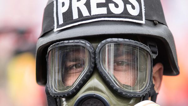 Корреспонденты с противогазами во время вооруженного конфликта - Sputnik Армения