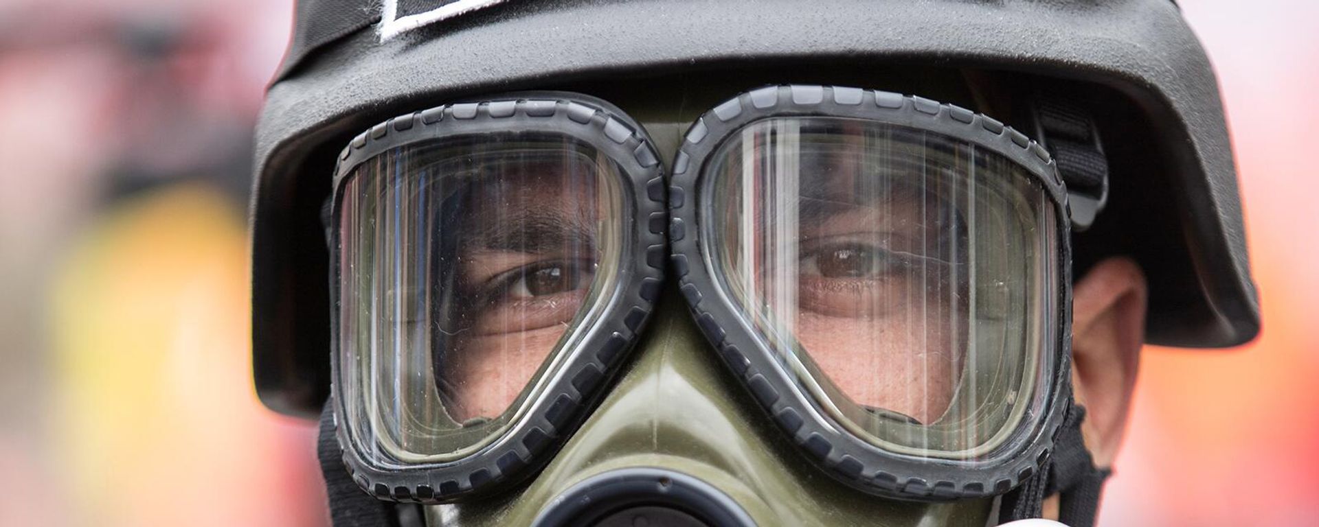 Корреспонденты с противогазами во время вооруженного конфликта - Sputnik Армения, 1920, 11.02.2024