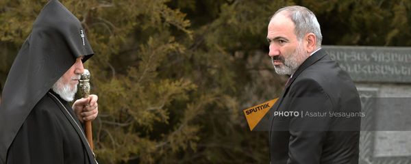 Премьер-министр Никол Пашинян и католикос Гарегин II в Цицернакаберде на церемонии почитания памяти жертв в Сумгаите (28 февраля 2020). Еревaн Премьер-министр Никол Пашинян и католикос Гарегин II в Цицернакаберде на церемонии почитания памяти жертв в Сумгаите (28 февраля 2020). Еревaн - Sputnik Армения
