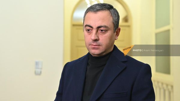 Ишхан Сагателян в посольстве Ирана по случаю открытия Книги скорби по погибшим в результате теракта (5 января 2024). Еревaн - Sputnik Армения