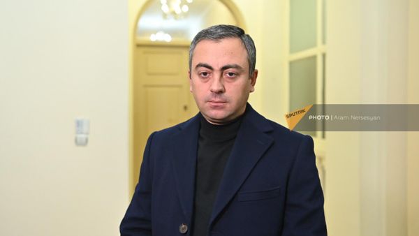 Ишхан Сагателян в посольстве Ирана по случаю открытия Книги скорби по погибшим в результате теракта (5 января 2024). Еревaн - Sputnik Армения