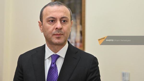 Секретарь Совбеза Армен Григорян в посольстве Ирана по случаю открытия Книги скорби по погибшим в результате теракта (5 января 2024). Еревaн - Sputnik Армения
