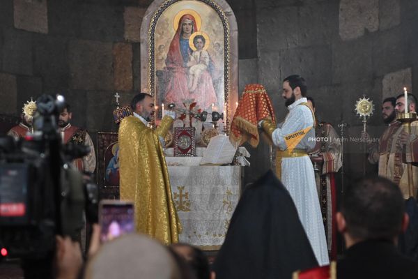 Глава Арцахской епархии, епископ Вртанес Абрамян проводит Святую Литургию Рождественского Чрагалуйц в церкви Сурб Гаяне в Эчмиадзине - Sputnik Армения