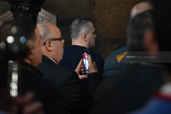 Лидер Нагорного Карабаха Самвел Шахраманян на литургии Рождественского Чрагалуйц в церкви Сурб Гаяне в Эчмиадзине - Sputnik Армения