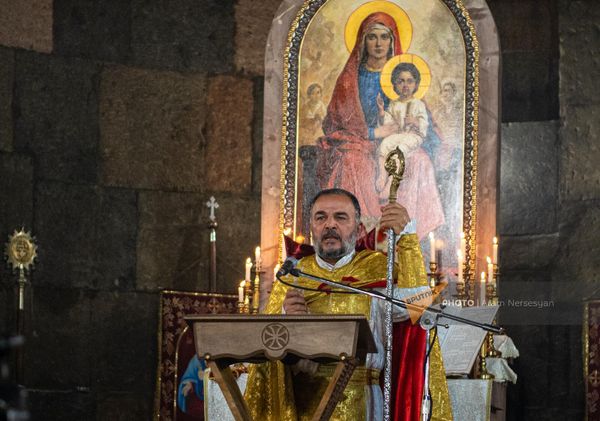 Глава Арцахской епархии, епископ Вртанес Абрамян проводит Святую Литургию Рождественского Чрагалуйц в церкви Сурб Гаяне в Эчмиадзине - Sputnik Армения