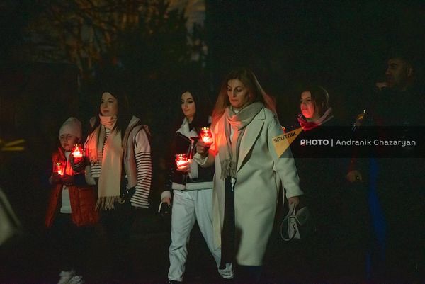 Прихожане с лампадами на Рождественском Чрагалуйц у церкви Сурб Гаяне в Эчмиадзине - Sputnik Армения