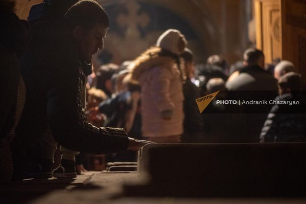 Рождественский Чрагалуйц в церкви Сурб Гаяне в Эчмиадзине - Sputnik Армения