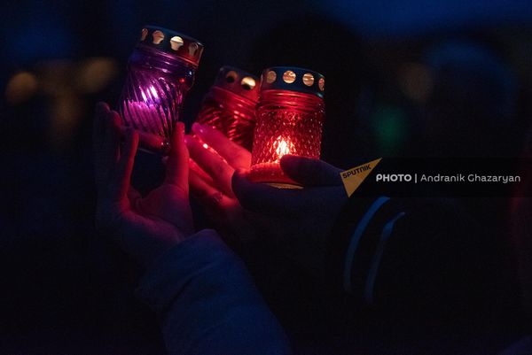 Прихожане с лампадами на Рождественском Чрагалуйц в церкви Сурб Гаяне  - Sputnik Армения