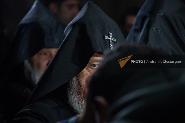 Католикос Гарегин II на Рождественском Чрагалуйц в церкви Сурб Гаяне в Эчмиадзине - Sputnik Армения