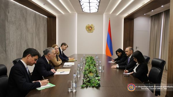 Секретарь Совбеза Армен Григорян встретился со старшим советником по кавказским переговорам США, американским сопредседателем Минской группы ОБСЕ Луисом Боно (8 января 2024). Еревaн - Sputnik Армения