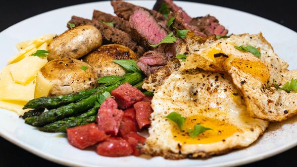 Блюдо из спаржи с яйцом, мясом и грибами - Sputnik Армения