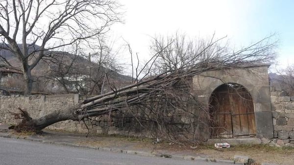 Գորիսում ուժեղ քամին ավերածություններ է առաջացրել - Sputnik Արմենիա