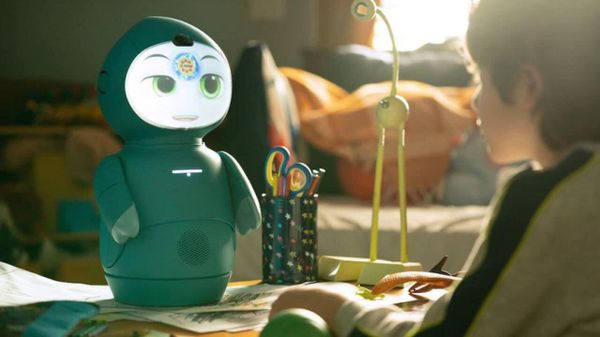 Робот Moxie производства компании Embodied американца армянского происхождения Паоло Пирджаняна - Sputnik Армения