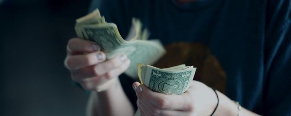 Женщина считает доллары США - Sputnik Արմենիա