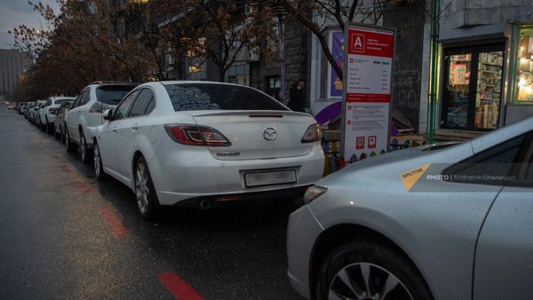 Табличка платной парковки в центре Еревана - Sputnik Армения