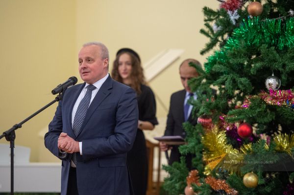 Посол РФ Сергей Копыркин на торжественной церемонии награждения победителей и участников XIV Республиканского конкурса Лучший учитель русского языка Армении (15 января 2024). Еревaн Посол РФ Сергей Копыркин на торжественной церемонии награждения победителей и участников XIV Республиканского конкурса Лучший учитель русского языка Армении (15 января 2024). Еревaн - Sputnik Армения