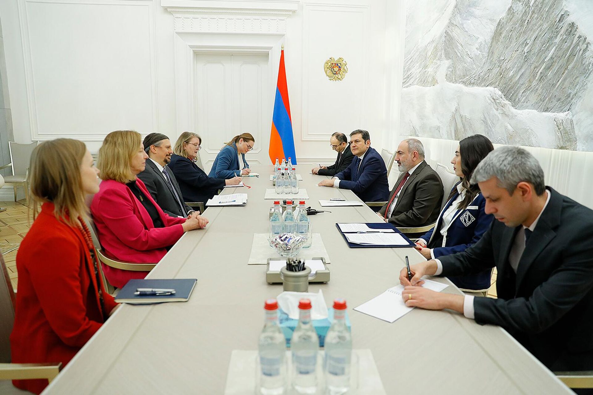 Премьер-министр Никол Пашинян принял координатора Госдепартамента США по глобальной борьбе с коррупцией Ричарда Нефью (15 января 2023). Еревaн - Sputnik Армения, 1920, 15.01.2024