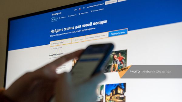 Booking.com ծառայությունից օգտվողը - Sputnik Արմենիա
