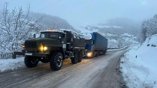 Спасатели оказывают помощь водителям заблокированных, застрявших транспортных средств на автодорогах Сюника - Sputnik Армения
