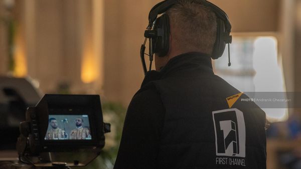 Оператор Первого канала во время прямой трансляции Рождественской литургии (6 января 2024). Еревaн - Sputnik Армения