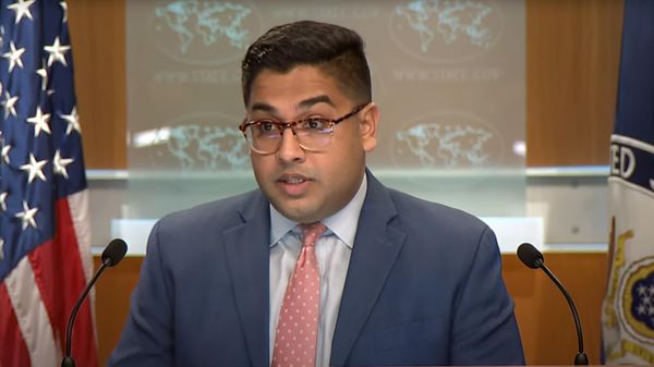 Заместитель пресс-секретаря Госдепартамента США Ведант Патель во время брифинга для журналистов - Sputnik Армения
