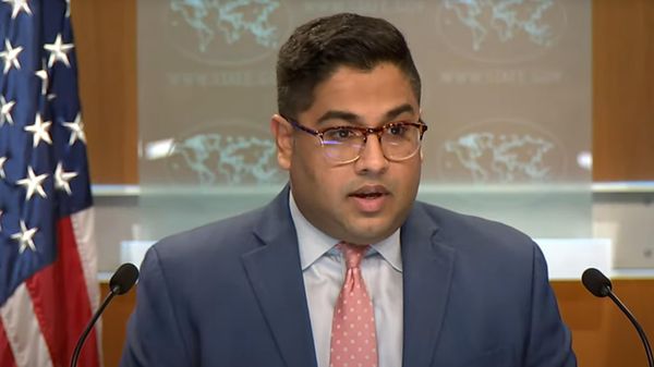 Заместитель пресс-секретаря Госдепартамента США Ведант Патель во время брифинга для журналистов - Sputnik Армения