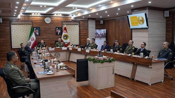 Зам. ректора Национального университета обороны Азербайджана по научным вопросам, генерал-майор Ариф Гасанов встретился с начальником Высшего национального университета обороны Ирана, генерал-майором Исмаилом Ахмади Мугаддемином - Sputnik Армения