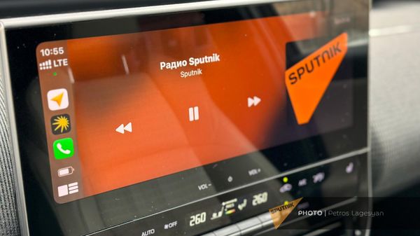 Подключенное радио Sputnik в мультимедийном центре автомобиля - Sputnik Армения