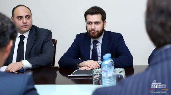 Замминистра иностранных дел Ваан Костанян встретился со специальным представителем Генерального секретаря НАТО на Кавказе и в Центральной Азии Хавьером Коломиной (18 января 2024). Еревaн - Sputnik Армения
