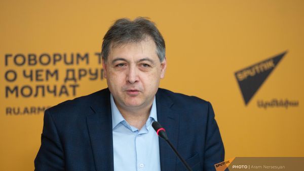 Կոնստանտին Ստանիսլավսկու անվան ռուսական դրամատիկական թատրոնի գեղարվեստական ղեկավար Կարեն Ներսիսյանը  - Sputnik Արմենիա
