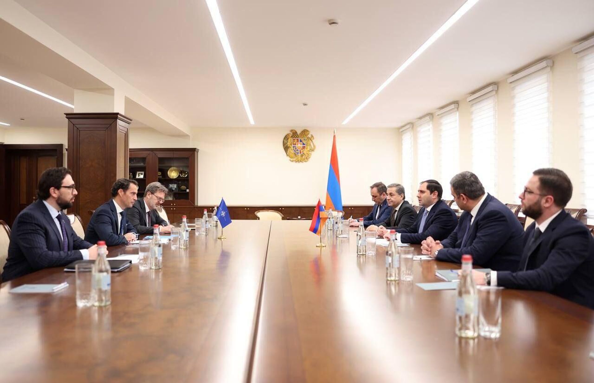 Министр обороны Сурен Папикян принял Специального представителя генерального секретаря НАТО по Кавказу и Центральной Азии Хавьера Коломину (19 января 2024). Еревaн - Sputnik Армения, 1920, 19.01.2024