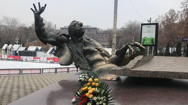 Сотрудники Русского дома в Еревaне и представители фонда Арно Бабаджаняна во главе с директором Самвелом Месропяном возложили цветы к памятнику композитора (21 января 2024). Еревaн - Sputnik Армения