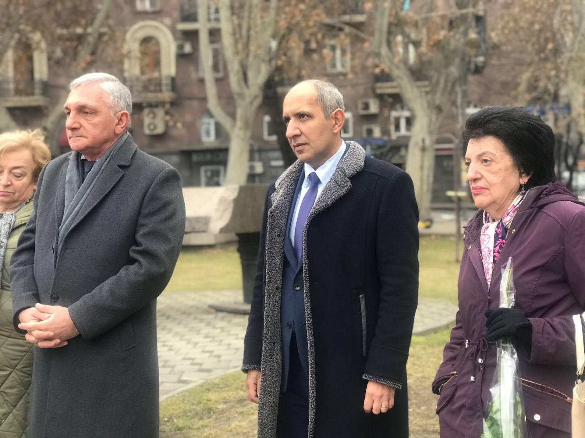 Сотрудники Русского дома в Еревaне и представители фонда Арно Бабаджаняна во главе с директором Самвелом Месропяном возложили цветы к памятнику композитора (21 января 2024). Еревaн - Sputnik Արմենիա, 1920, 21.01.2024