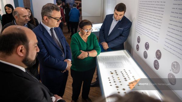 Պատմության թանգարանը ԿԲ–ից ստացել է ՀՀ  հին ու նոր թղթադրամներ - Sputnik Արմենիա