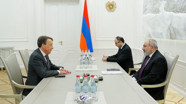 Премьер-министр Никол Пашинян принял Чрезвычайного и полномочного посла Бельгии в Армении Эрика де Муйнка (23 января 2024). Еревaн - Sputnik Армения