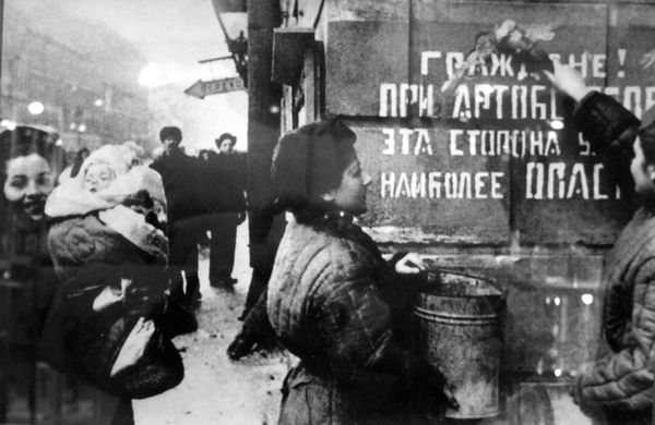 Табличка на доме: "Граждане! При артобстреле эта сторона улицы наиболее опасна." - Sputnik Армения