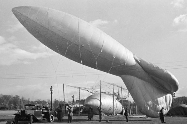 Аэростаты на улицах города, октябрь 1941 год - Sputnik Армения
