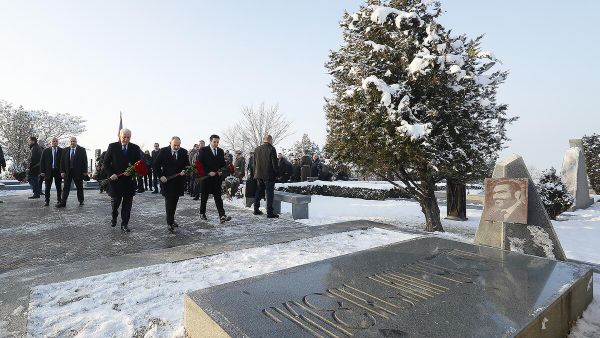 Премьер-министр Никол Пашинян посетил военный пантеон Ераблур (28 января 2024). Еревaн - Sputnik Армения