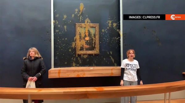 Активисты по борьбе с изменением климата облили супом картину Моны Лизы в Лувре - Sputnik Армения