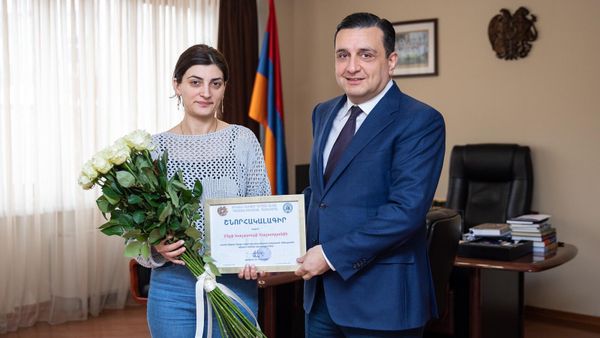 Мэри Хачатрян, врач реанимобиля, попавшего накануне в аварию, была удостоена благодарственной грамоты за профессиональный подвиг (29 января 2024). Еревaн - Sputnik Արմենիա
