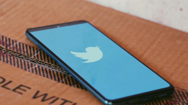 Смартфон с логотипом Twitter - Sputnik Армения